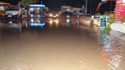 Balıkesir'de şiddetli yağış sele dönüştü