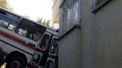 Kahramanmaraş'ta yolcu otobüsü evin balkonuna düştü İZLE