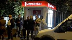 Hırsızlar bir çanta dolusu parayı sokağa bırakıp kaçtılar