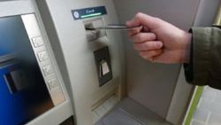 Bankamatiğe aparat yerleştirmeye çalışırken yakalandı