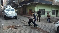 Teröristlerin kurduğu barikatı çocuklar kaldırdı