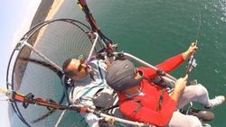 Bartın'da paramotorla havalanan kişi denize olta attı