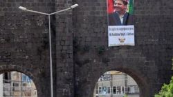 Diyarbakır surlarına Barzani pankartı asıldı