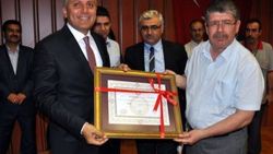 Başbakan Davutoğlu'nun mazbatasını il başkanı aldı