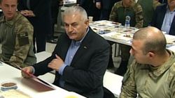 Başbakan Yıldırım askerlerle yemek yedi