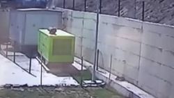 Batman'da virajı alamayan araç eğitim merkezine uçtu