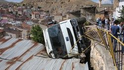 Bayburt'ta kamyon evlerin üzerine düştü