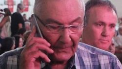 Deniz Baykal yüzerken çaldırdığı telefonunu yeniledi
