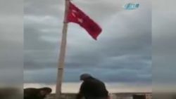 Bayrak şiiri eşliğinde Türk bayrağı göndere çekildi