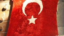 Şanlıurfa'da koyun postundan Türk Bayrağı yapıldı