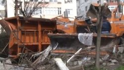Büyükçekmece'de freni boşalan araç binaya çarptı