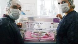 Kendisinden büyük tümöre rağmen yaşayan mucize bebek