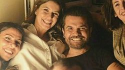 Beren Saat ve Kenan Doğulu'dan zafer işareti