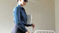Beren Saat rolü için bastonla yürümeyi öğrenmiş