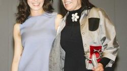 Beren Saat süper minisiyle ödül verdi