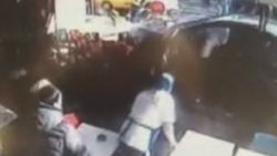 Beşiktaş'ta otomobil restorana daldı İZLE