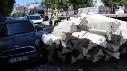 Bilecik'te TIR'daki beton direkler yola devrildi