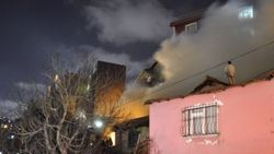 Beyoğlu'nda tek katlı gecekondu yandı