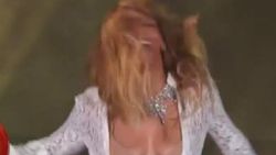 Beyonce‘un göğsü açıldı İZLE