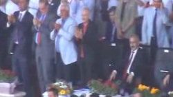 Bakanlar 10. Yıl Marşı'nda ayağa kalkmadı