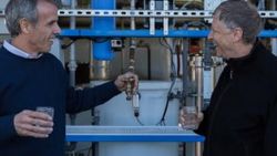 Bill Gates insan dışkısından yapılan suyu içti İZLE
