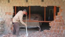 Binaya 'hapsettiği' otomobilini 37 yıl sonra çıkardı