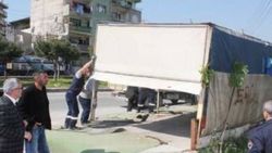 Karabağlar'da sahipsiz yapılar yıkılıyor