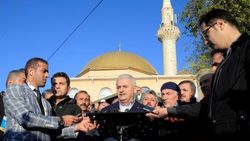 Başbakan Yıldırım bayram namazını köyünde kıldı