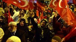 Bitlis'te darbe girişimi iddiası halkı harekete geçirdi