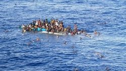 Antalya'da göçmenleri taşıyan bot battı: 2 ölü