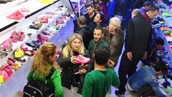 Bodrum'da ucuz ayakkabı izdihamı