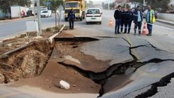 Bodrum'da su borusu patladı yol çöktü