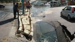 Bodrum'da patlayan su borusu yolu çökertti