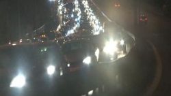 Boğaziçi Köprüsü'ndeki intihar girişimi trafiği kilitledi