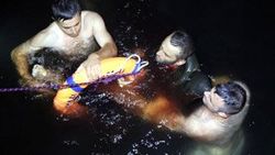 Bıçakla boğazını kesip denize atladı