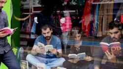 Bolu'da öğrenciler mağaza vitrininde kitap okudu