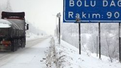 Bolu Dağı'nda kar ulaşımı yavaşlattı