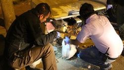 Çöpte bulduğu bomba elinde patladı