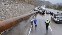 Kara yoluna 25 tonluk borular devrildi