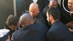 Brad Pitt‘e kırmızı halıda saldırı İZLE