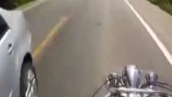 Brezilyalı motosiklet sürücüsü kazadan son anda kurtuldu İZLE