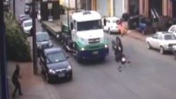 Taklalar atan motosikletlinin mucize kurtuluşu