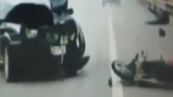 Hatalı sollama yapan motosikletli havada takla attı İZLE
