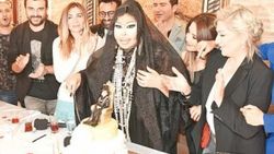 Bülent Ersoy iftarda doğum gününü kutladı