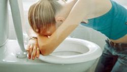 Bulimia dişlere de zarar veriyor