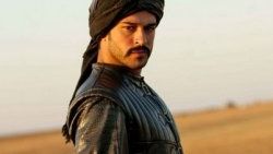 Burak Özçivit'in bıyıkları logo oldu