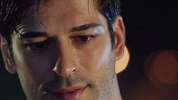 Burak Özçivit bıyıklarını kesti