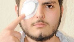 Konya'da yaralı kargayı besleyen kişi gözünden oldu
