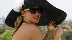 Burcu Esmersoy'dan cesur poz