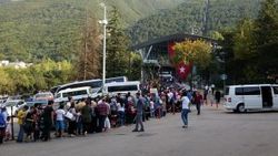 Uludağ'da ücretsiz teleferik izdihamı çileye dönüştü